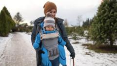Mujer con su hijo en invierno canadiense