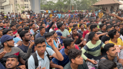 India population: The job crisis driving millions to big cities - BBC News