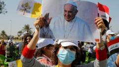 Abaturage bari ku kibuga cy'indege kwakira Papa Francis
