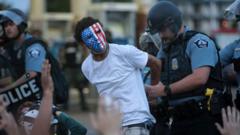 un manifestante es esposado por un agente blanco el 31 de mayo de 2020.