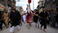 پشاور میں عقیدت مند ذوالجناح کے ساتھ جلوس کے مرکزی راستوں سے گزرتے ہوئے