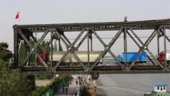 물품을 실은 트럭이 중국 단둥과 북한을 잇는 다리를 건너고 있다