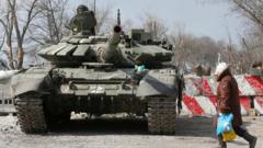 Tank Rusia bergerak di Kota Mariupol, Ukraina, pada Maret 2022.