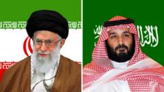 Kiongozi wa dini wa Iran Ayatollah Ali Khamenei (kushoto) na mwanamfalme wa SaudiaMohammed bin Salman