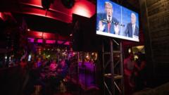 Americanos assistindo a debate presidencial em bar