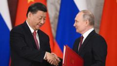 习近平（左）与普京（右）在莫斯科克里姆林宫签署联合声明后握手（21/3/2023）