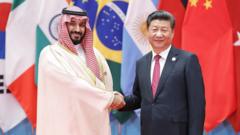 习近平与沙特王储穆罕默德·本·萨勒曼（ Mohammed bin Salman ）握手。