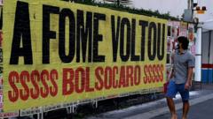 'A fome voltou', diz o cartaz22bet cassinoprotesto na Avenida Paulista,22bet cassinoSão Paulo