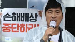 김형수 전국금속노동조합 거제통영고성조선하청지회장이 마이크를 들고 발언하고 있다