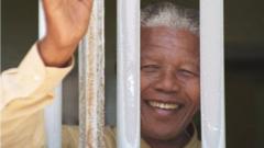 Mu 1994 Nelson Mandela yasuye icyumba yari afungiyemo kuri Robben Island