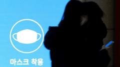 22일 서울의 한 대형쇼핑몰 전광판에 마스크 착용 안내문이 나오고 있다
