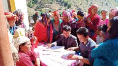 गाउँमा भएको निःशुल्क स्वास्थ्य शिविरमा उपचारको लागि नाम लेखाउँदै महिलाहरू
