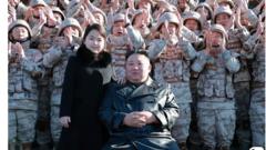 김정은 위원장과 둘째딸 김주애가 화성-17형 시험발사 성공에 기여한 공로자들과 기념사진을 찍는 모습