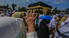 Sejumlah jamaah calon haji melakukan proses tawaf saat manasik haji di Lapangan Tegar Beriman, Cibinong, Kabupaten Bogor, Jawa Barat, Rabu (1/6/2022).