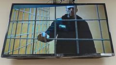 Навальный в тюремной клетке