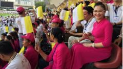 Áo dài Việt Nam phủ kín khán đài sân vận động quốc gia tại Bangkok trong Thánh Lễ 21/11