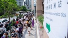 澳門政府要求所有市民在三天內完成新冠病毒檢測，部份市民需要等候超過兩小時才能完成採樣。