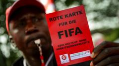 Seorang pengunjuk rasa membawa "kartu merah" untuk FIFA dalam demonstrasi tentang hak pekerja.