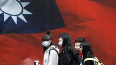 戴著口罩的台灣女生走過中華民國國旗（2021年4月11日資料照片）