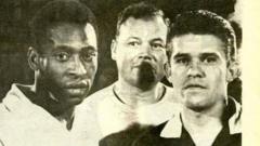 Velázquez (à direita) expulsou Pelé, mas em vez disso acabou ele mesmo sendo trocado