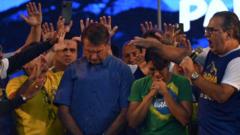 Pastor Silas Malafaia e outras lideranças evangélicas rezam ao redor do presidente Jair Bolsonaro e da primeira-dama Michelle Bolsonaro na Marcha para Jesus no Rio de Janeiro