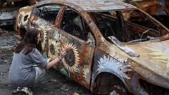 "Кистью или оружием". Художники расписывают разбитые автомобили в Ирпене