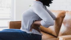 Un mujer con dolor de espalda