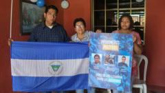 Hansell Vásquez, uno de los presos liberados este lunes, junto a sus familiares.