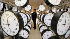 Un hombre junto a filas de relojes