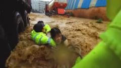 廣東英德洪水嚴峻 影片記錄女子被營救驚險瞬間