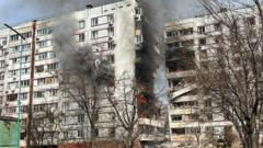 На фото со стороны двора видно, что пострадала не одна, а две девятиэтажке