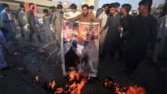 Efigie de Macron como un perro siendo quemada en Pakistán.