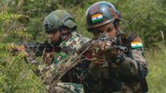 गत वर्ष भएको नेपाल-भारत संयुक्त सैन्य अभ्यासका क्रममा नेपाली सेनालाई त्यसक्रममा गरिने क्रियाकलापको जानकारी दिँदै भारतीय सैनिक