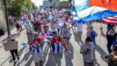 Người Mỹ gốc Cuba tham gia biểu tình ủng hộ người biểu tình ở Cuba tại Miami, Florida, Hoa Kỳ, ngày 16 tháng 7 năm 2021