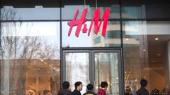H&M의 경우 매장은 중국에 남아있지만, 온라인과 앱을 통해서는 상품 구매가 불가하다