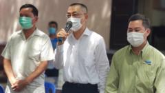 Đại sứ Việt Nam tại Campuchia Vũ Quang Minh (giữa) trong chuyến công tác cứu trợ cộng đồng gốc người Việt bị ảnh hưởng bởi COVID-19 vào sáng 24/4