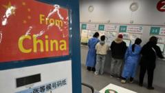 2일 인천국제공항 제1여객터미널에 마련된 신종 코로나바이러스 감염증(코로나19) 검사센터에서 중국에서 입국한 해외여행객들이 검사 접수를 하고 있다