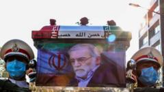 Peti jenazah Mohsen Fakhrizad ditandu tentara Iran.
