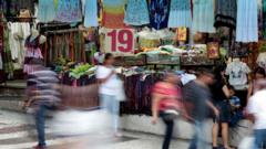 Pessoas andandoroleta da sorte premios gratisruaroleta da sorte premios gratisSão Paulo