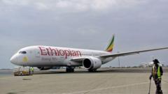 Kompanyi y'indege ya Ethiopian Airlines yasabye imbabazi Harun Hassan, imwemere umwanya mu cyiciro gihenze cyane ('business class'), ariko imusaba gusiba ibyo yanditse ku mbuga nkoranyambaga
