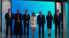 Candidatos à presidência lado a lado em debate da Globo
