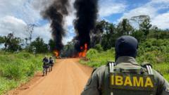 Agentes do Ibama chegam a pista de voo clandestina em Roraima