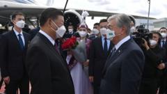 习近平，哈萨克斯坦。习近平走下舷梯后受到仪仗队的热烈欢迎，哈萨克斯坦总统托卡耶夫（Kassym-Jomart Tokayev）也到机场亲自迎接。