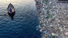 孟加拉達卡一條河流中的塑料垃圾