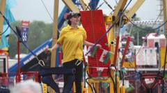 pan dyw'r plant ddim ar y trampolins mae'n gyfle ir staff gael tro