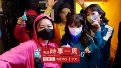 韩国首尔街头一群年轻女性穿上《鱿鱼游戏》角色造型装束参加万圣节活动（30/10/2021）