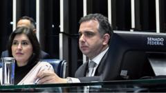 Senadora Simone Tebet (MDB-MS) e o presidente do Senado Rodrigo Pacheco (PSD-MG)