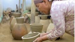 Một phụ nữ Chăm làm đồ gồm theo phương pháp thủ công truyền thống ở làng Bàu Trúc, Ninh Thuận