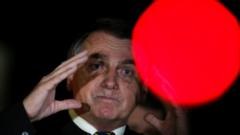 Bolsonaro falando a apoiadores em área externa, à noite, com olhar consternado