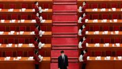 工作人員在中國北京人民大會堂全國人大開幕前做凖備（2023年3月5日資料照片）